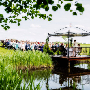 Hochzeitsfoto Pavillon am See, gleichgeschlechtliche Hochzeit