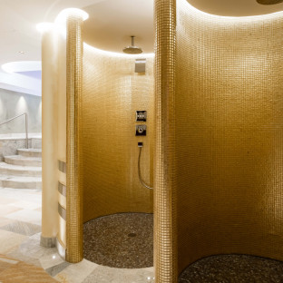 Wellnessbereich - Duschen mit Goldmosaik im Waldhaus