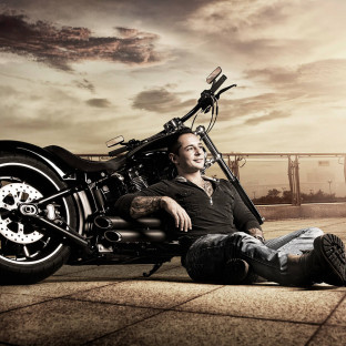 Biker mit Harley Davidson in Hamburg - Professionelles Foto