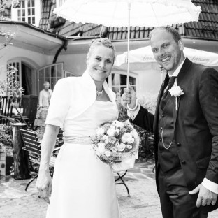 Brautpaar vor Waldhaus Reinbek