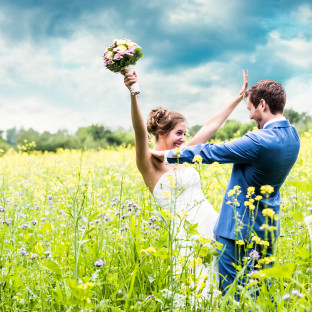 Hochzeitspaar auf grüner Wiese