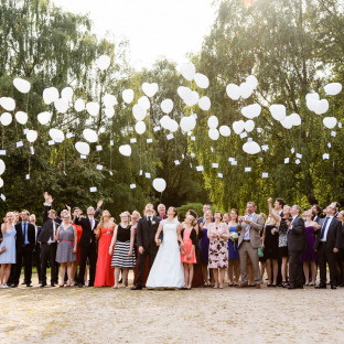 Luftballons steigen lassen bei Hochzeit